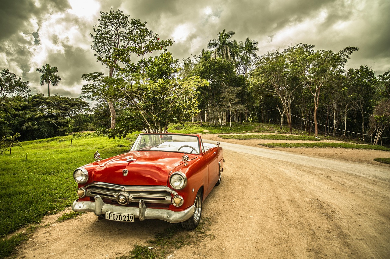 Oldtimer, Auto, altes Auto, Cabrio, rotes Auto, glänzendes Auto, Retro, Klassiker, Auto-Hintergrundbilder, Vintage, Oldtimer, Automobil, geparktes Auto, Natur, Wald, Kuba