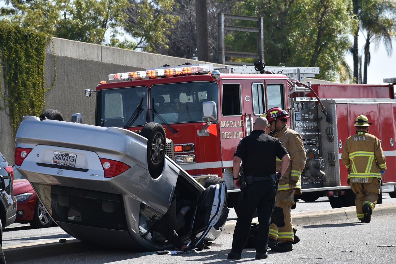 Unfall, Auto, Feuerwehrwagen, Auto-Hintergründe, Einsatzkräfte, Feuerwehrmann, Polizist